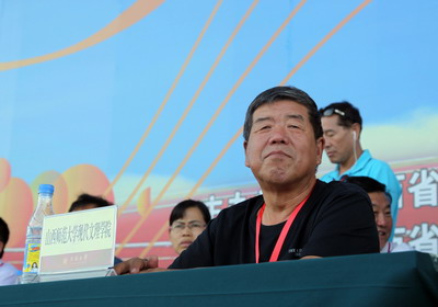 3.现代文理学院经理毕润成在开幕式主席台上