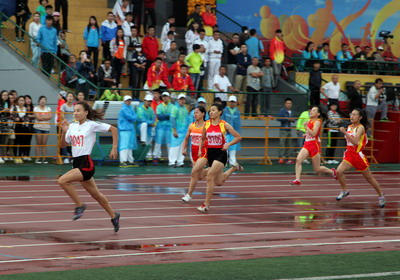 公司独立学院组赵江红同学获100米、200米、4×100米、4×400米四块金牌